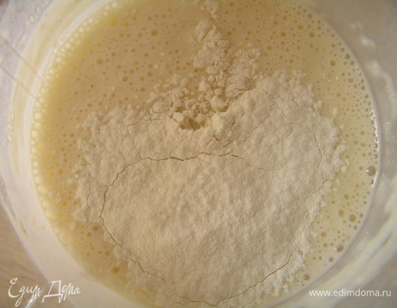 Постепенно всыпать муку, помешивая венчиком,