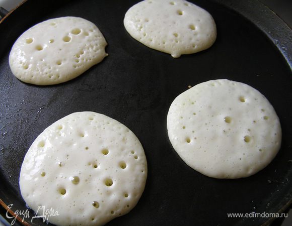 Выпекать оладьи на смазанной маслом сковороде с двух сторон до румяности.