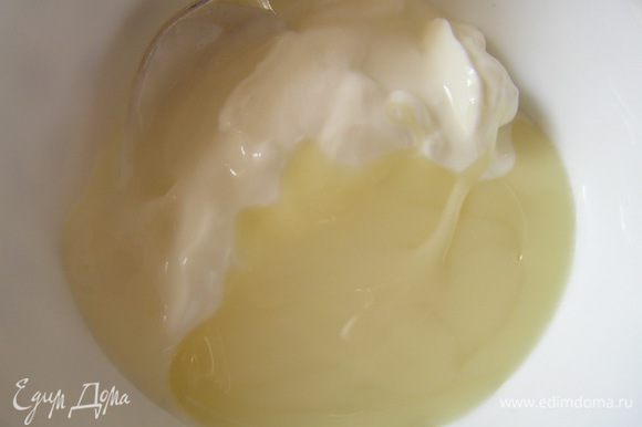 Для крема смешать все ингредиенты. Рассчет на 1 порцию = 2 ст.л. сметаны+1 ч.л. сгущеного молока+1 ч.л. лимонного сока+щепотка цедры лимона.