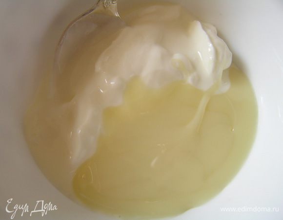 Для крема смешать все ингредиенты. Рассчет на 1 порцию = 2 ст.л. сметаны+1 ч.л. сгущеного молока+1 ч.л. лимонного сока+щепотка цедры лимона.