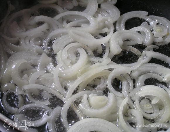 Лук нарезать кольцами, обжарить  на растительном масле,