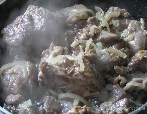 добавить мясо, обжарить.