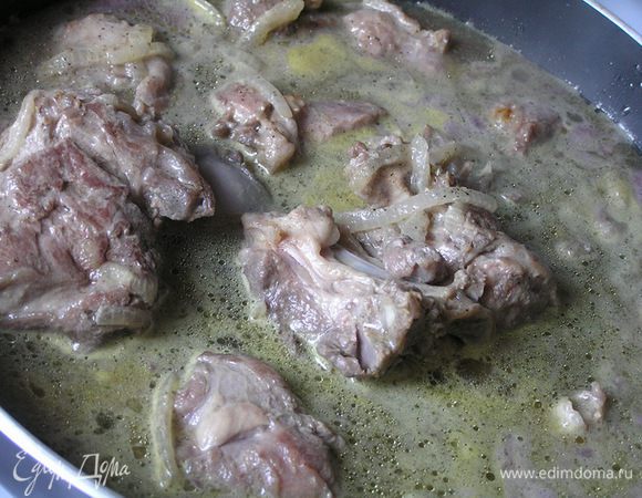 Шафран развести в 500 мл теплой воды. Залить мясо. Готовить на среднем огне 1-1,5 часа (зависит от молодости баранины), время от времени помешивая.