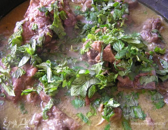 Мяту промыть, оборвать листики, порубить, добавить к мясу. Готовить еще 5-7 минут, не больше. Приятного аппетита! :)