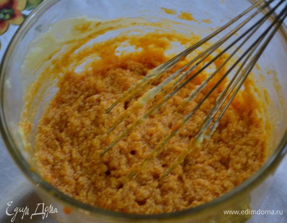 Разогреть духовку до 180 гр.
Смазать противни или выстелить пергаментную бумагу для выпечки.
Смешать муку, разрыхлитель, пищев. соду, соль, корицу, мускат.орех.
В отдельной посуде взбить слив. масло с сахаром. Добавить тыквен. пюре, яйцо и ванилин.