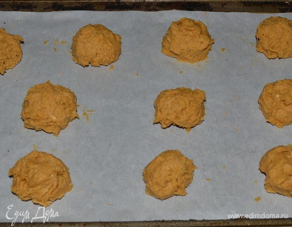 Смешать все с мукой хорошенько. И ложкой выкладывать небольшие комочки на приготовленные противни. Поставить в духовку на 15-18 мин.
Готовым печенькам дать остыть. И украсить глазурью.