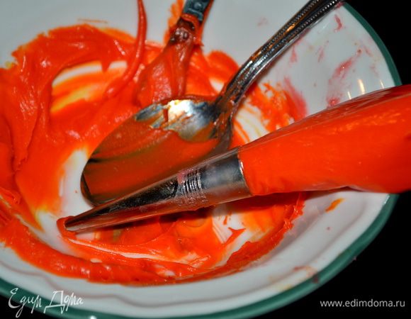 Глазурь:
Сахарную пудру просеять.
Смешать все вместе для глазури до однородной массы. По желанию можно добавить пищев. краситель или без него.