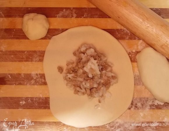 Тесто без яиц будет мягким и очень послушным. Не давая ему подняться, отщипывайте по кусочку величиной с небольшой грецкий орех. Раскатайте заготовки очень тонко, как коржи для «Наполеона». Остается только слепить пирожки и жарить в большом количестве масла.