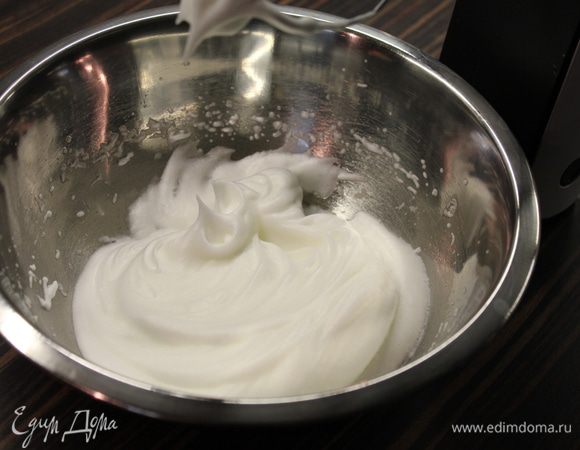 Духовку разогреть до 150 градусов.
Шоколадный бисквит: 
шоколад растопить на водяной бане. 2 яйца разделить на белки и желтки. Белки взбить в крепкую пену, желтки оставить.
