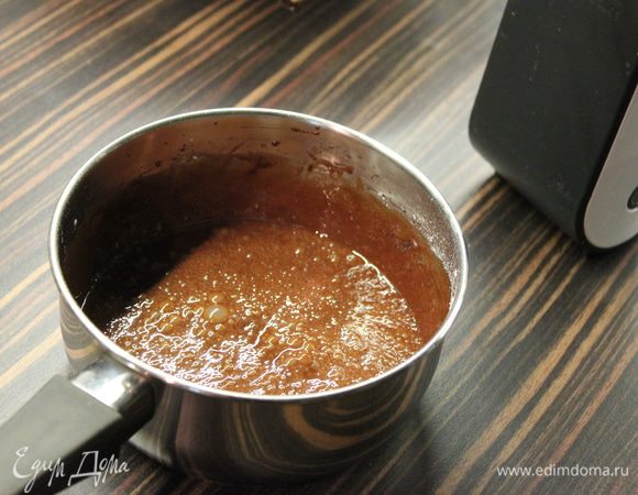 Емкость с растопленным шоколадом снять с водяной бани, вбить целое яйцо, добавить желтки и крахмал. Массу тщательно перемешать.