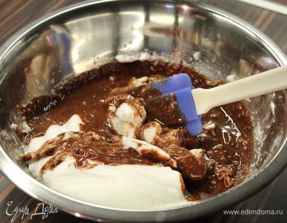 Осторожно соединить со взбитыми белками.