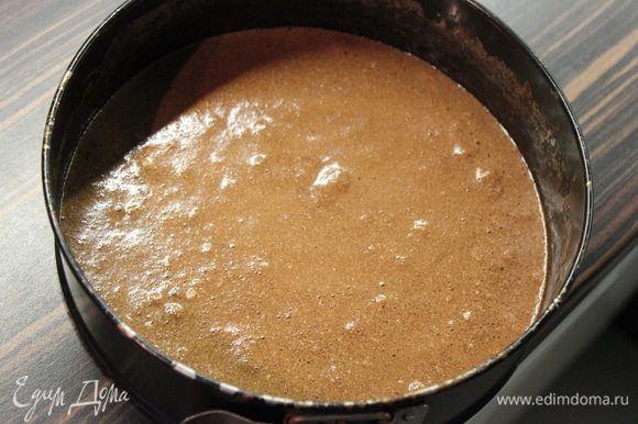 Выложить тесто в смазанную маслом разъемную форму и выпекать 10 минут!