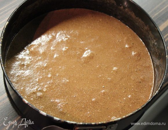 Выложить тесто в смазанную маслом разъемную форму и выпекать 10 минут!