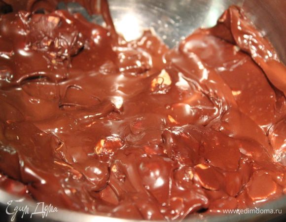 Шоколад с орехами растопить на водяной бане.