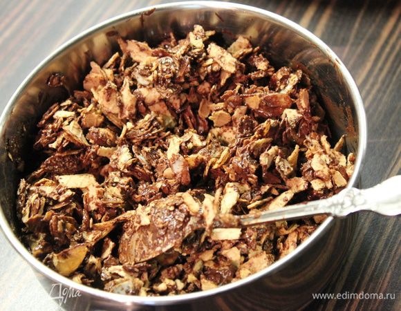 Добавить к нему миндальные хлопья (или рубленый миндаль) и вафельную крошку.