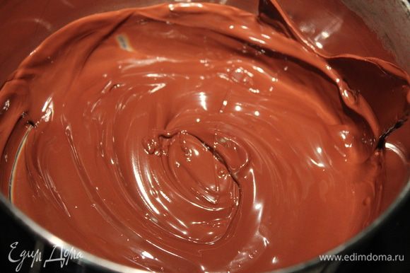 Шоколадный мусс: шоколад растопить на водяной бане.