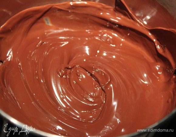 Шоколадный мусс:
шоколад растопить на водяной бане.