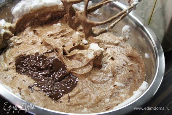 Белки взбить со щепоткой соли в крепкую пену и аккуратно подмешать к растопленному шоколаду.