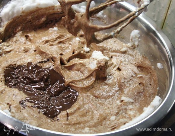 Белки взбить со щепоткой соли в крепкую пену и аккуратно подмешать к растопленному шоколаду.