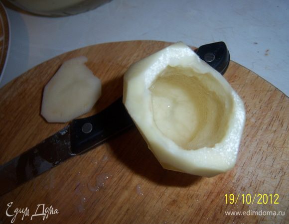 очистить крупный, длинный картофель, вырезать середину и срезать нижнюю и верхнюю части, чтобы картофель имел форму бочонка