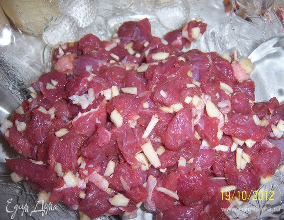 нарубить мелко-мелко мясо, желательно жирное (я добавила жира), добавить соль, нарубленный чеснок, красный и чёрный перцы