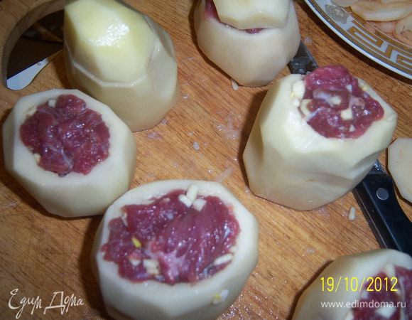 фарш перемешать и начинить им картофель, накрывая клубни нарезанными "крышечками"