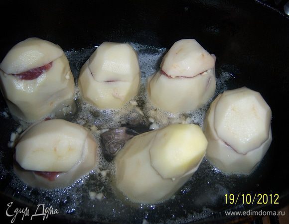 в чугунную кастрюлю, смазанную топлёным маслом, налить кипятка так, чтобы он был на 2 пальца выше дна, поставить картофель, накрыть крышкой и поставить на слабый огонь. 