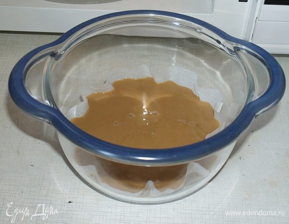 Яйцо вилочкой смешать с сахаром, добавить какао.  Муку, разрыхлитель и крахмал можно смешать вместе и добавить, а можно прямо там все сразу. 
Добавляем масло и молоко. Перемешиваем это все, перемешивается очень легко.
