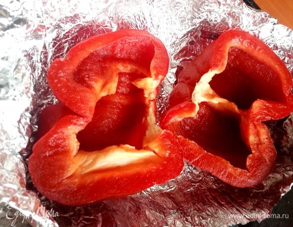Сладкие перцы я запекла заранее в фольге.