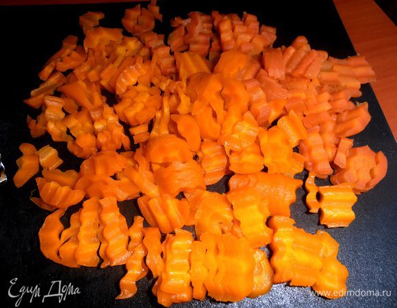 ...а лучше нарезать красивой соломкой!