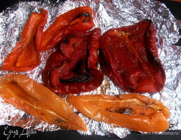 Перцы, когда остынут, очистить от кожицы (очень легко сходит!), у меня два местных вдобавок - у них незачем кожицу отделять - она и так тонкая!