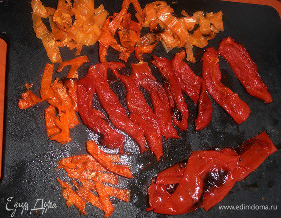 Нарезаем перчики на полоски, можно и на кусочки.