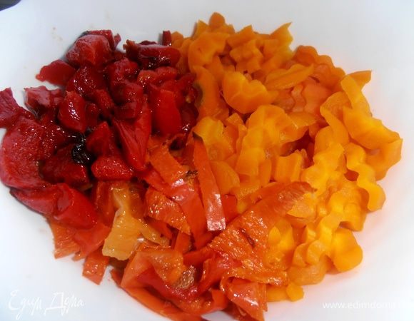 Выкладываем в салатник морковь и перчик...