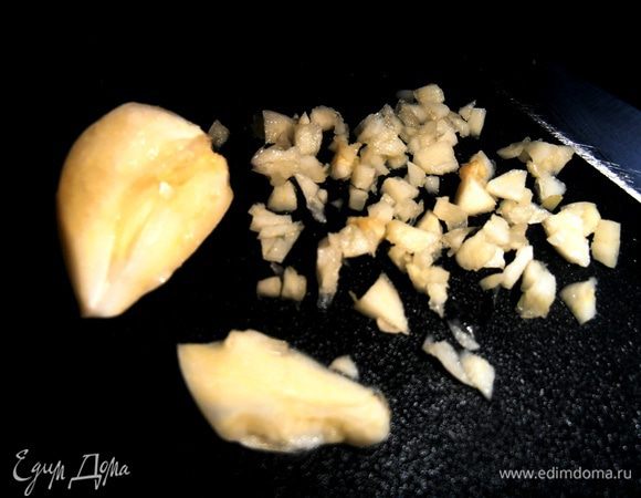 Чесенок раздавить ножом и мелко покрошить...