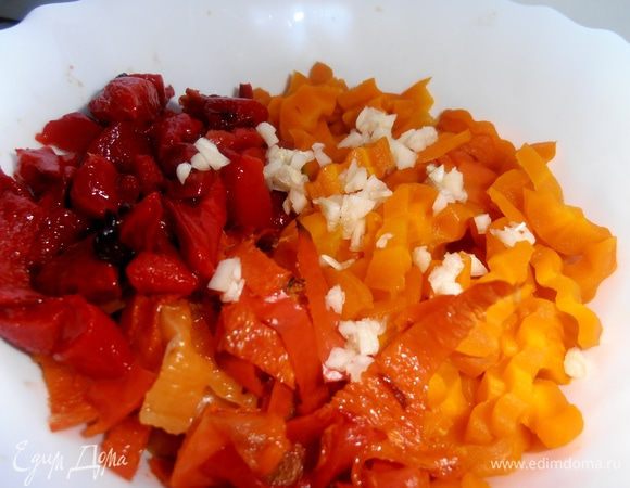 Добавляем чеснок в салатник.