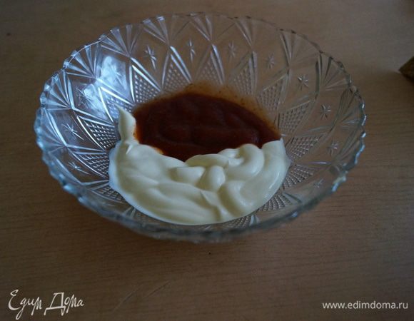 Сметану смешиваем с горчицей и томатной пастой