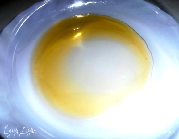 Делаем заправку в отдельной миске: сначала вливаем пару столовых ложек масла первого отжима...