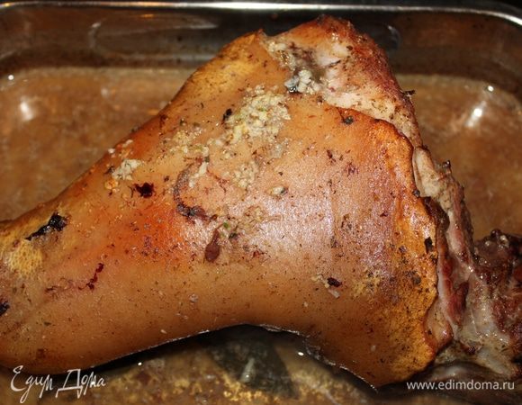 Запекать рульку на слабом огне в течение 2,5-3 часов... периодически переворачивая и поливая бульоном...