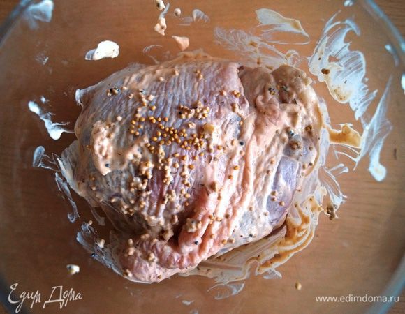 Куриные бедрышки помыть, натереть солью и чесноком, смазать сметанной смесью и оставить пропитаться на 20-30 минут