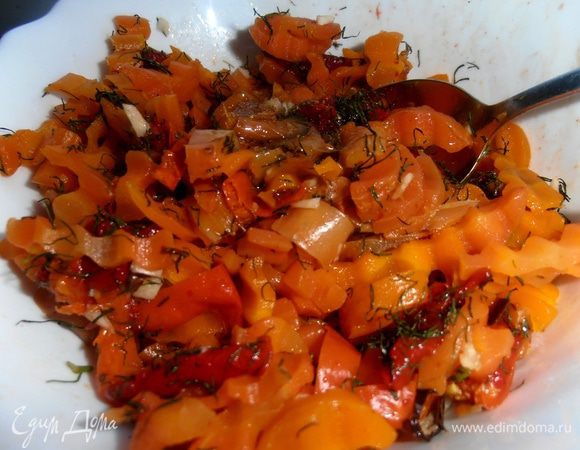 Вливаем заправку в овощи и тщательно перемешиваем...