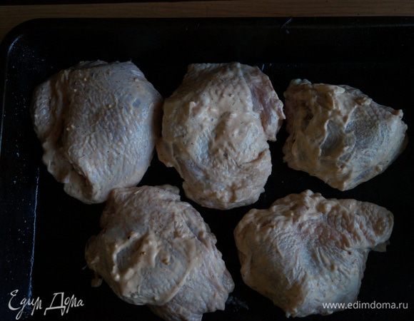 Выложить бедрышки на противень