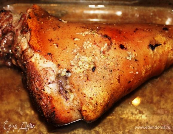 Готовую рульку подавать с тушеной капустой (в идеале - с квашеной), если квашеной нет, то тушить свежую капусту с добавлением лука, моркови и томатной пасты.