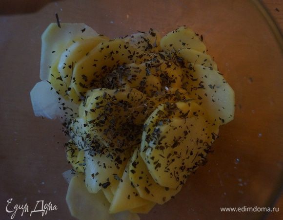 ...посолить, добавить прованские травы и перемешать