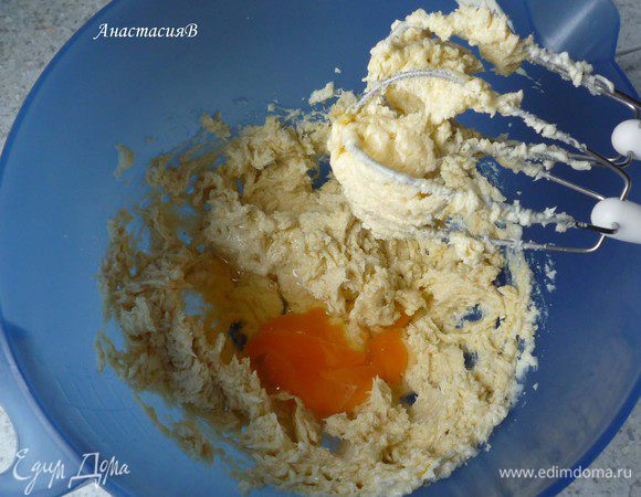 Масло, ванильный сахар и сахар перемешать. По одному вмешать яйца. Добавить мед, снова все хорошо миксером перемешать. 