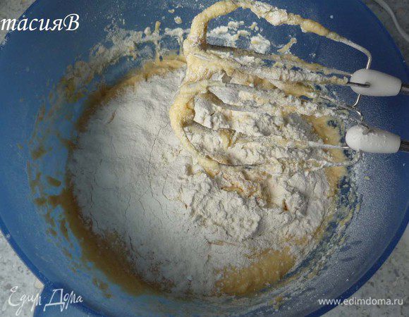 Отдельно перемешать муку с разрыхлителем и попеременно просеивая со 100 мл молока добавить в тесто.