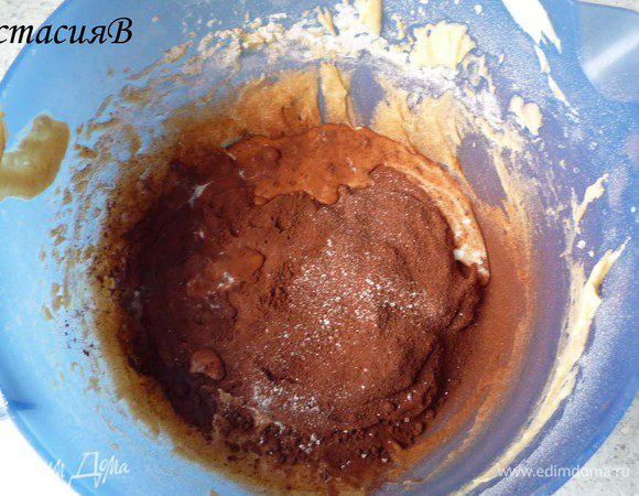 Тесто разделить на 2 половины. В одну добавить просеянный какао-порошок и 3-4 ст.л. молока и перемешать.