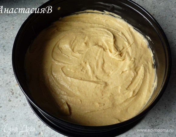 Выложить вначале светлое тесто в смазанную маслом и посыпанную мукой разъемную форму (24 см) и запечь в разогретой до 175° духовке в течение 20 мин. 