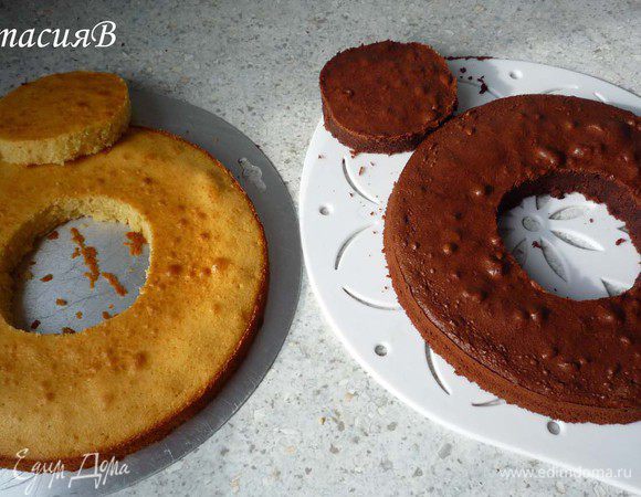 Дать коржам остыть, извлечь из формы.У каждого коржа вырезать в центре круг диаметром 8 см, извлечь.