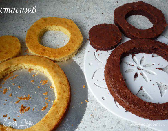 Затем вырезать еще один круг диаметром 16 см и снова извлечь.