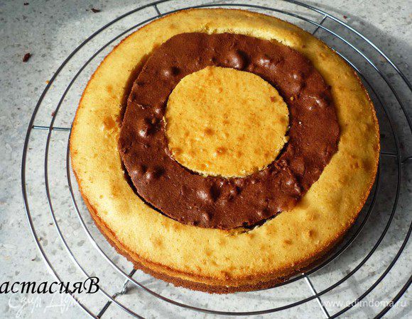 Собранные коржи промазать сметанным кремом. Положить один корж на другой.